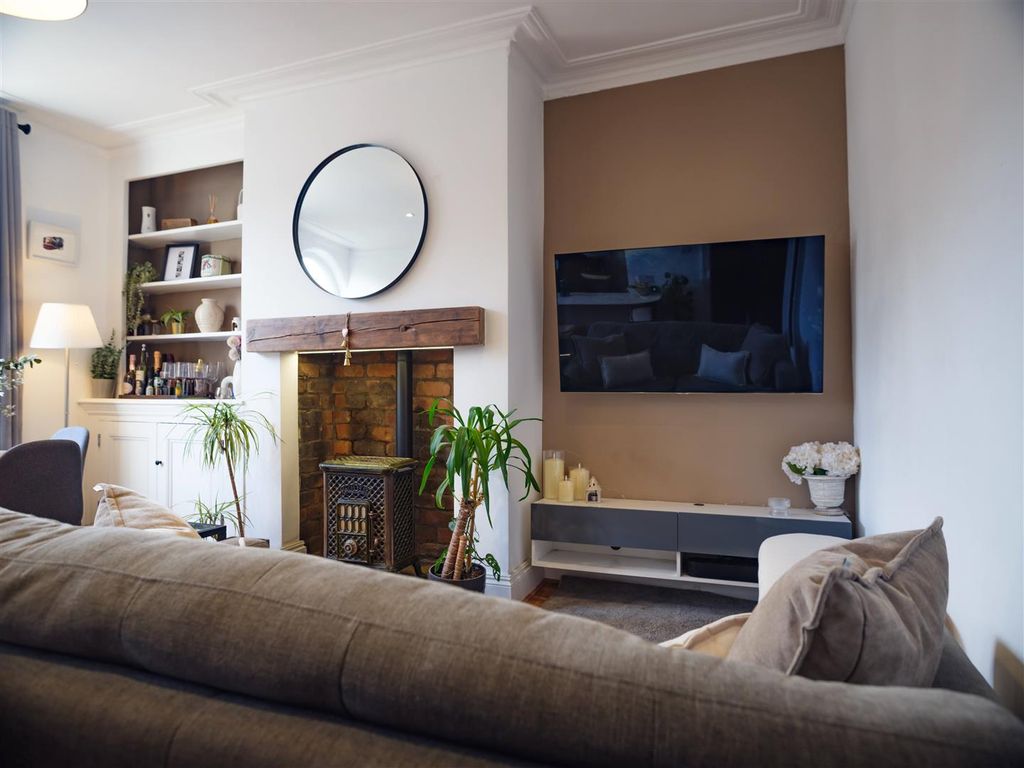 Property photo 2 of 18 Lounge