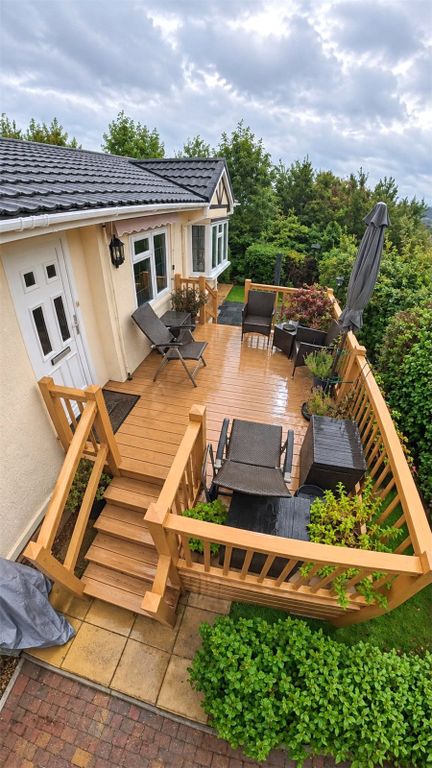 Property photo 3 of 18 Decking