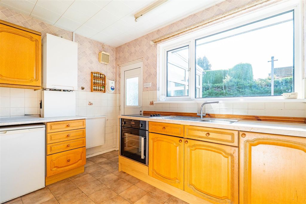 Property photo 3 of 16 Kitchen