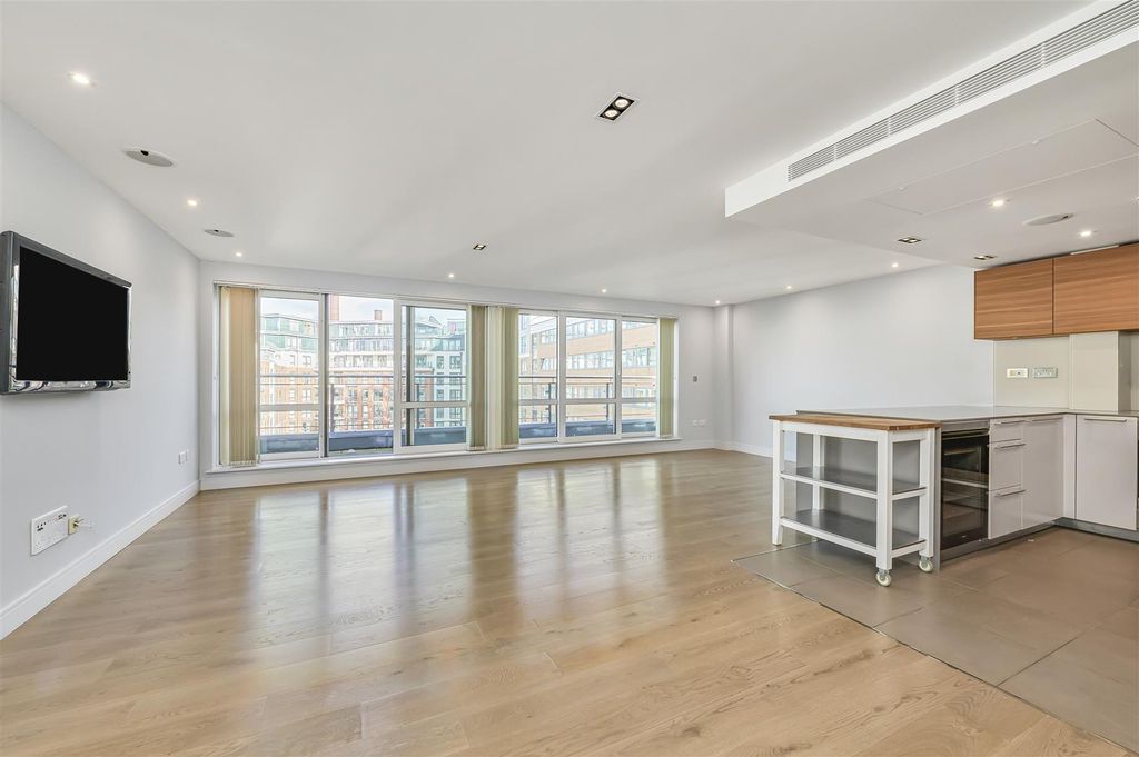 Property photo 1 of 20 Spacious Lounge