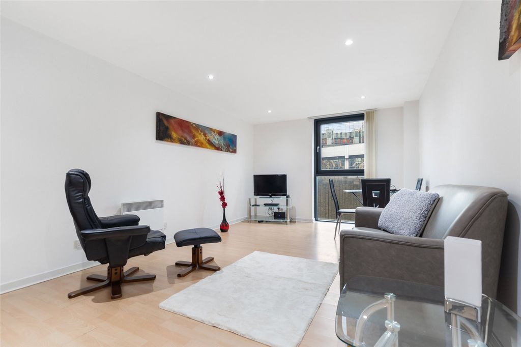 Property photo 2 of 33 Picture No. 15