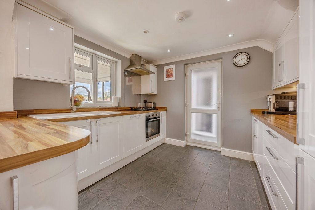 Property photo 3 of 18 Kitchen
