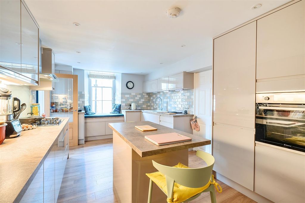 Property photo 2 of 20 Kitchen / Breakfast Room