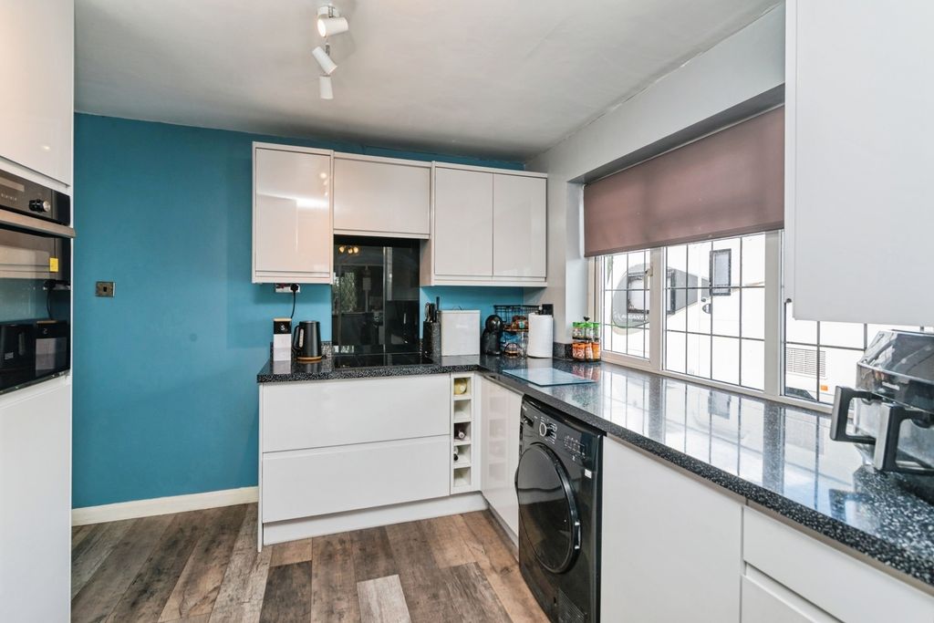 Property photo 3 of 18 Kitchen