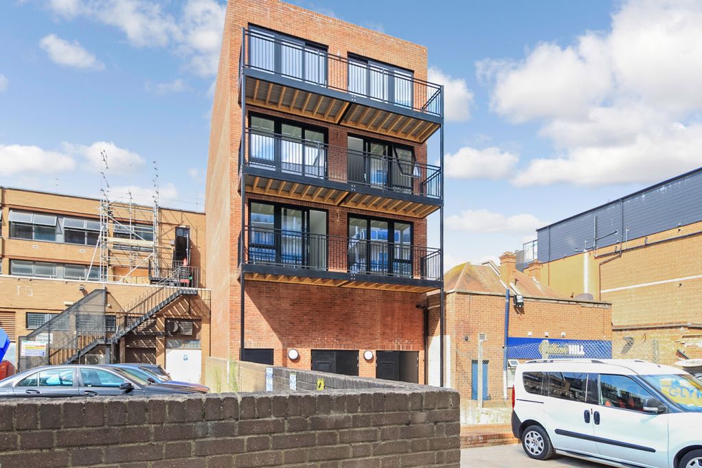 Property photo 1 of 12 One Double Bedroom 1st Floor Flat To Rent