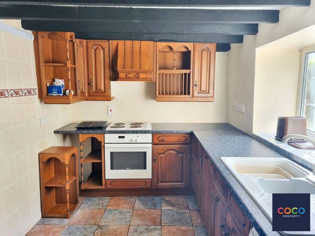 Property photo 2 of 12 Kitchen