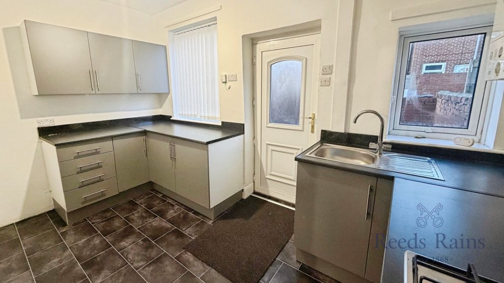 Property photo 3 of 8 Kitchen