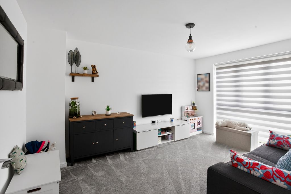 Property photo 3 of 20 Lounge