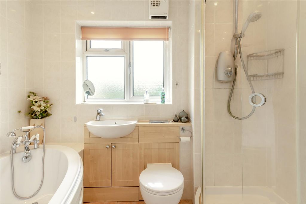 Property photo 3 of 17 Bathroom