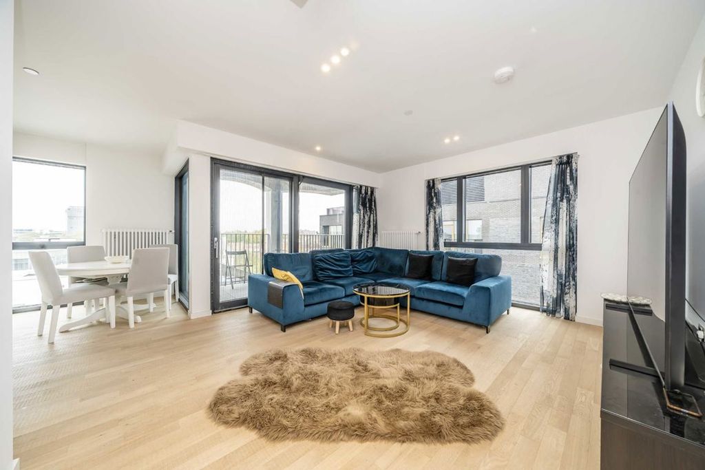 Property photo 3 of 12