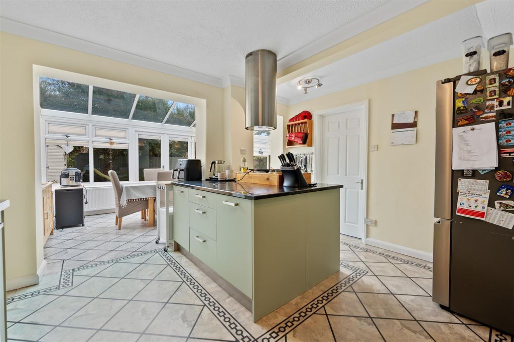 Property photo 3 of 34 Kitchen/Breakfast Room