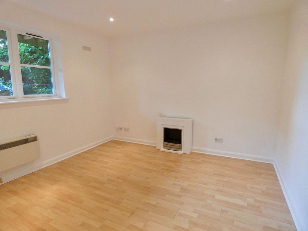 Property photo 1 of 10 Living Room