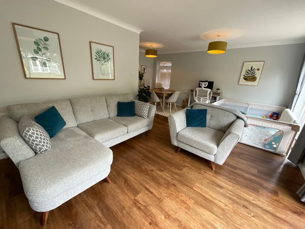 Property photo 2 of 22 L-Shaped Living Room 20'8>8'5 x17'5>11'3