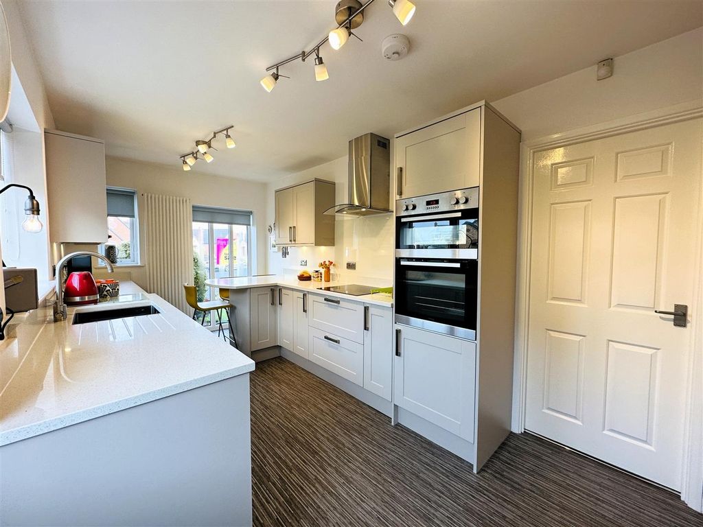 Property photo 2 of 16 Breakfast Kitchen