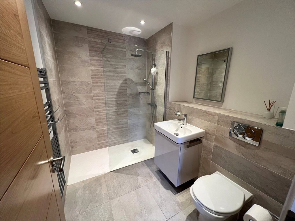 Property photo 3 of 9 Luxury Bathroom