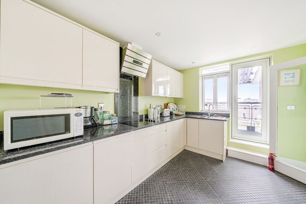 Property photo 3 of 18 Kitchen