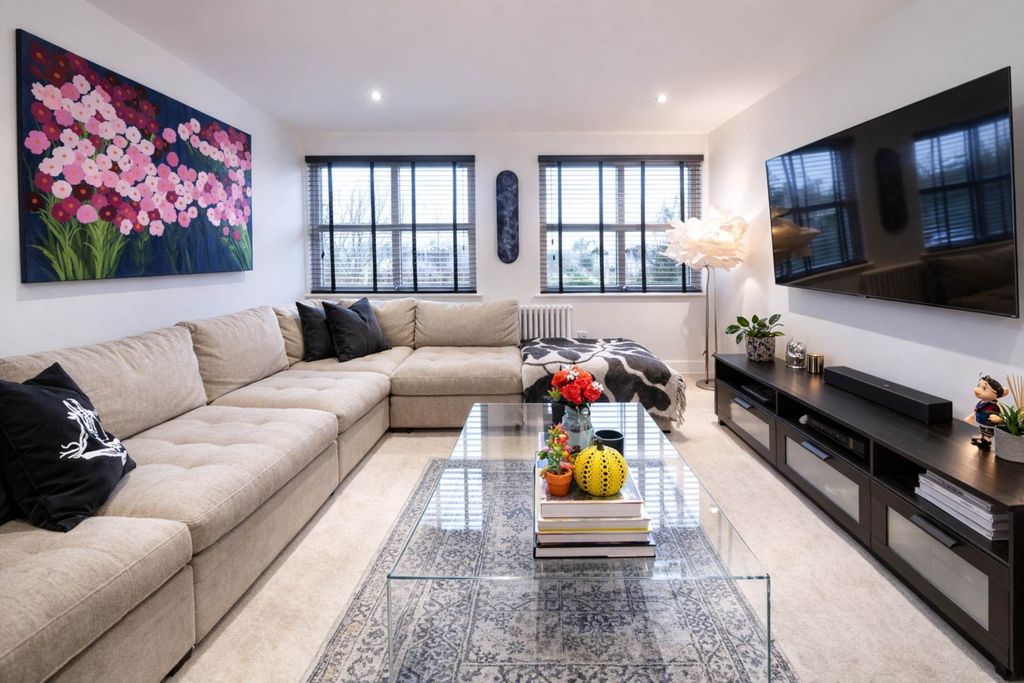 Additional image 5 of 2 bed penthouse for salePenthouse Apartment, Share Of Freehold, 999 Year Lease, Parkgate House, Great North Road, Hatfield AL9