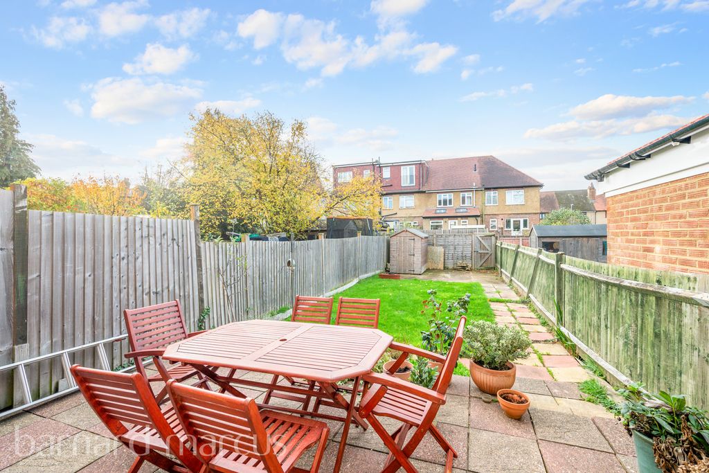 Property photo 2 of 8 Garden