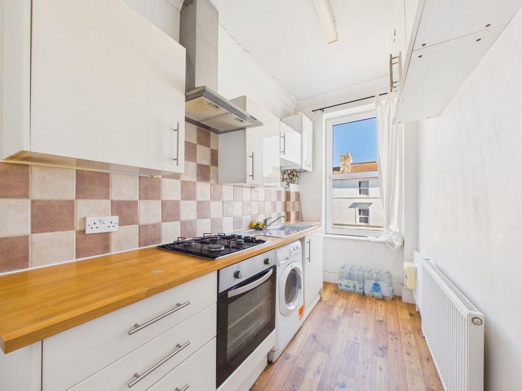 Property photo 3 of 8 Kitchen