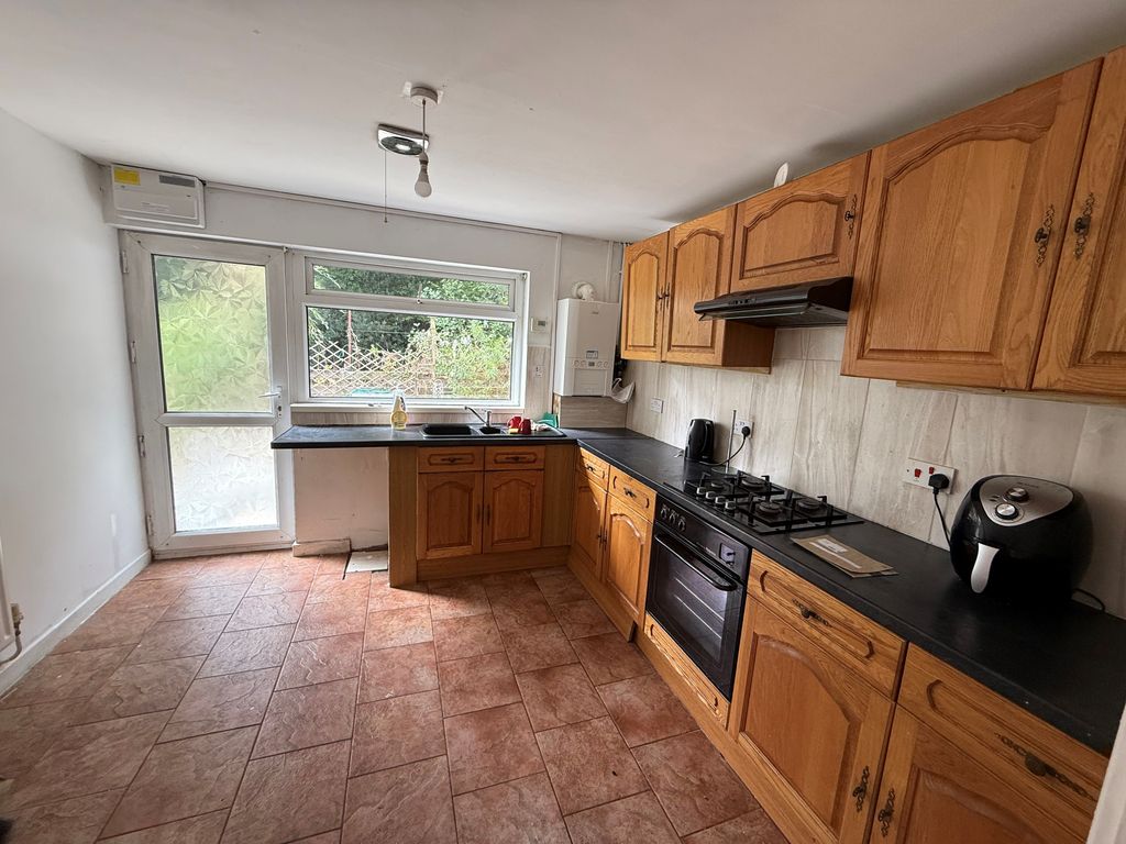 Property photo 3 of 9 Kitchen