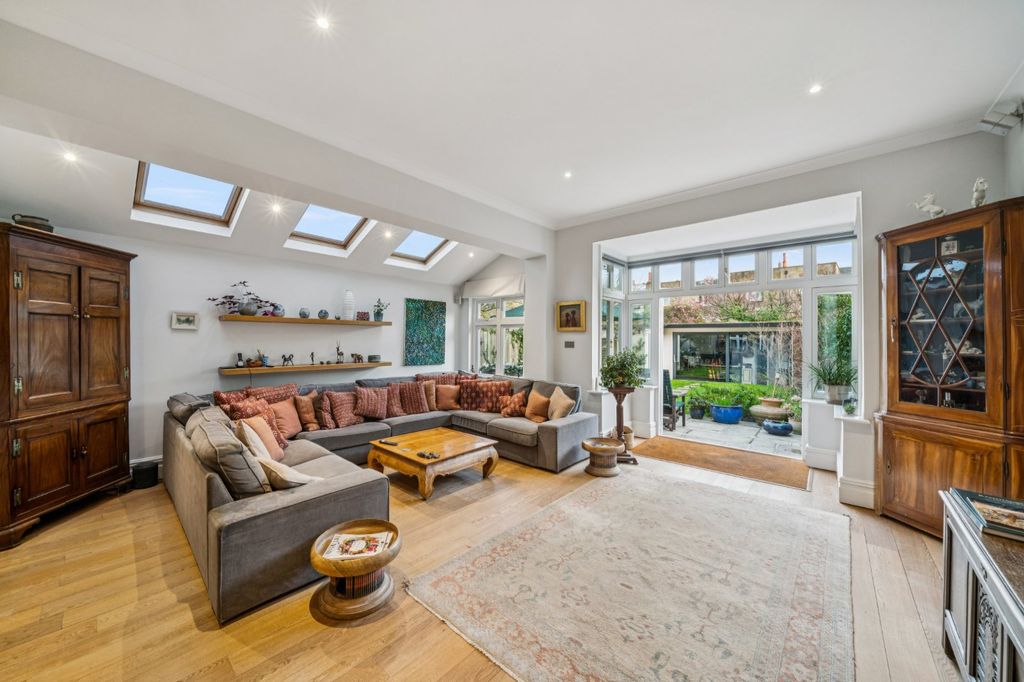 Property photo 2 of 21