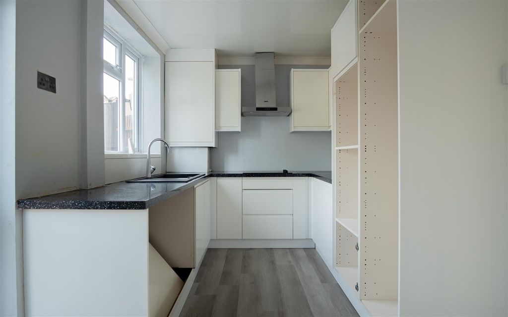 Property photo 2 of 10 Bletchingley Close, Merstham - Final Images - Ralp
