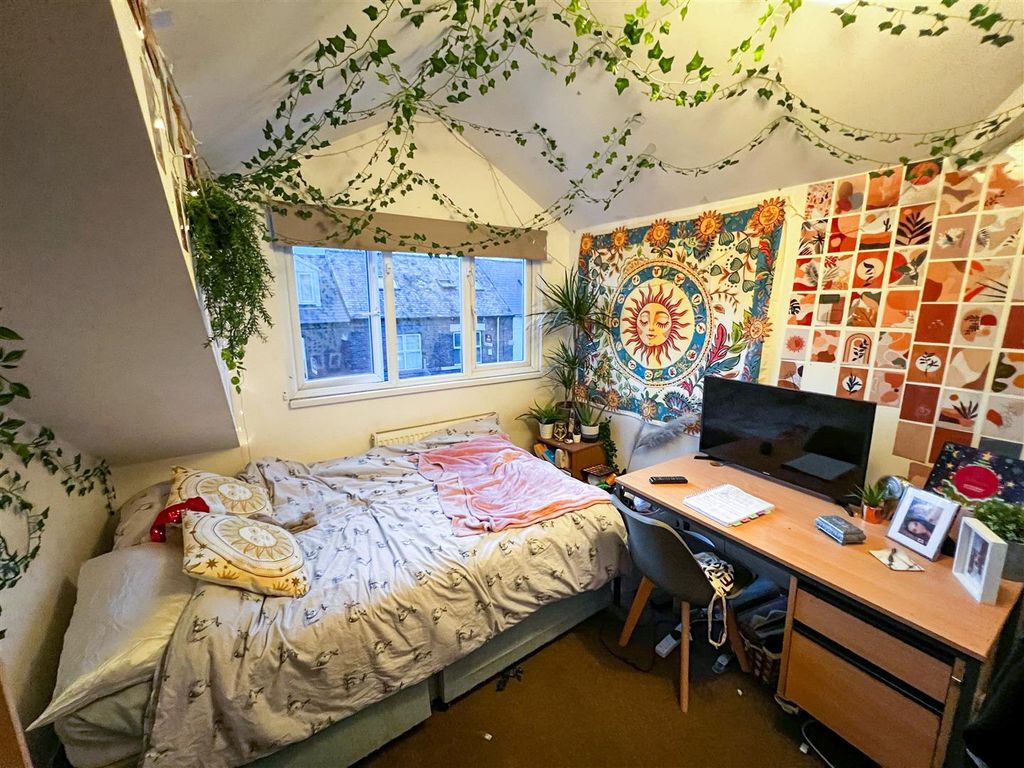 Property photo 3 of 9 19 Denham Road_-8.Jpg