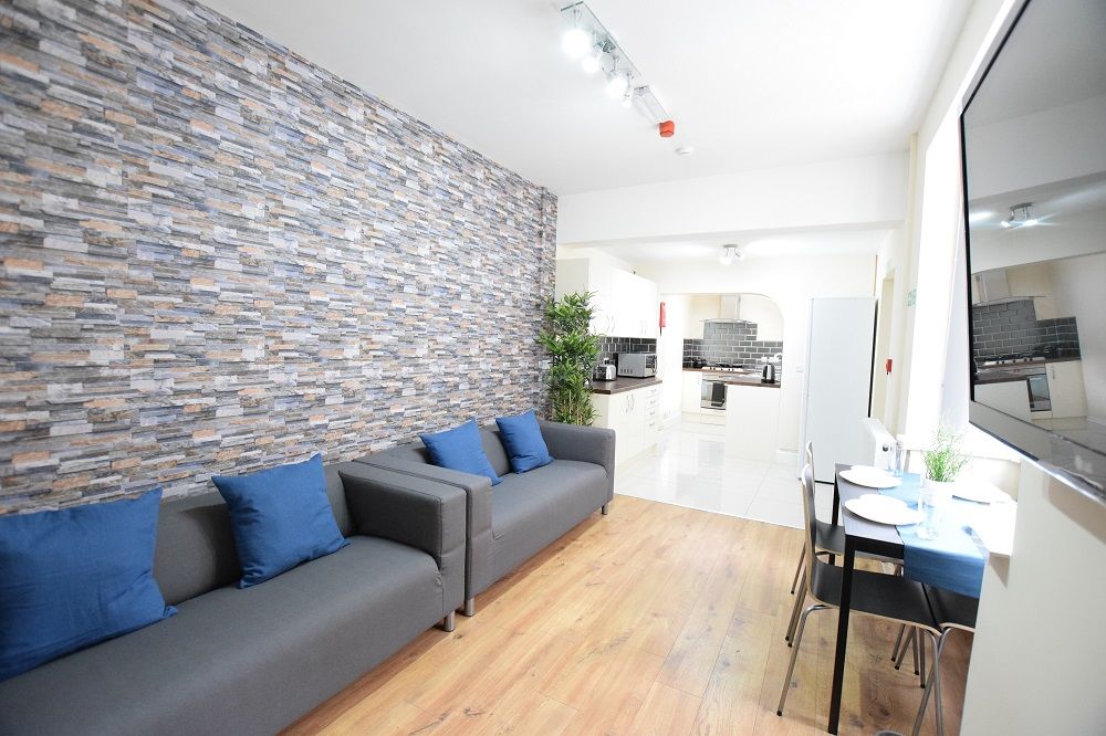 Property photo 2 of 8 Kitchen/Lounge