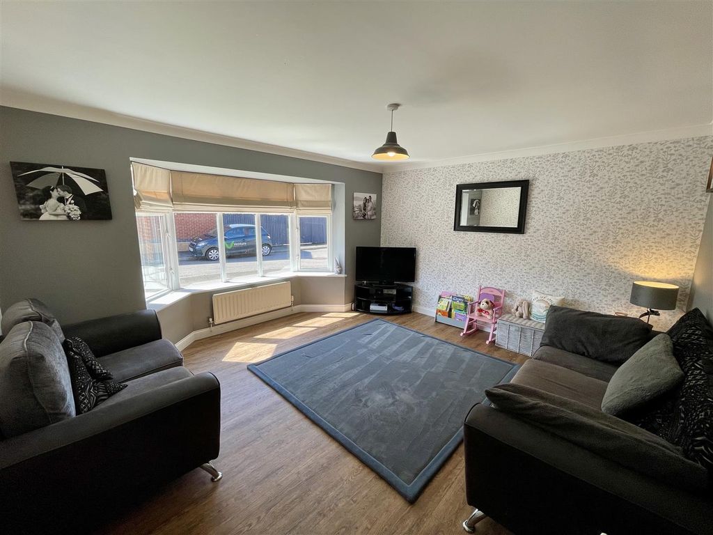 Property photo 3 of 19 Lounge