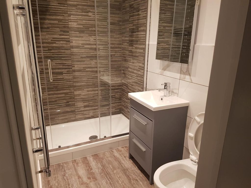 Property photo 3 of 9 Bathroom