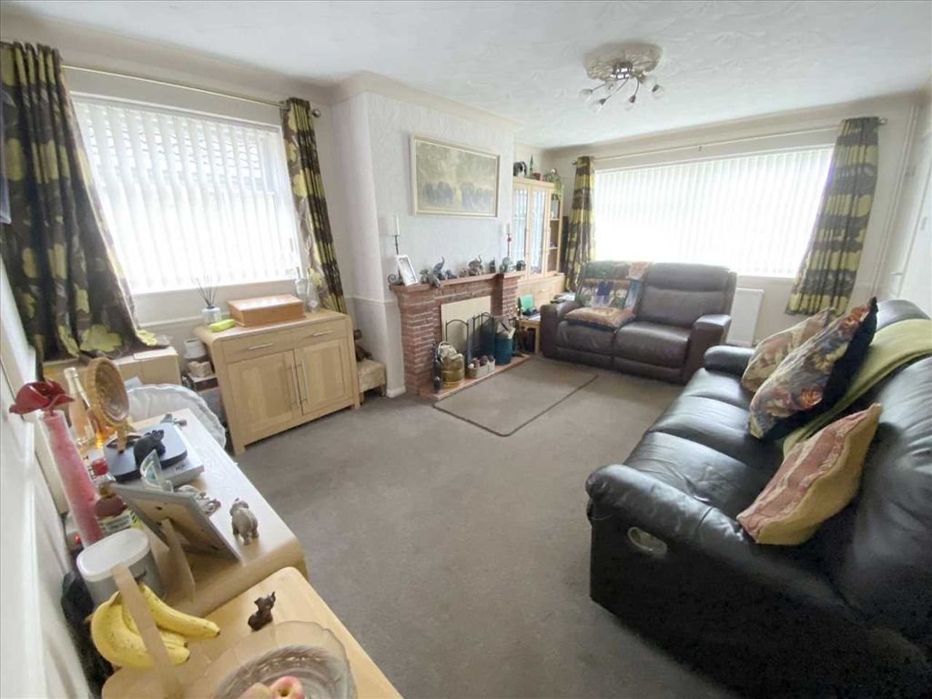 Property photo 2 of 11 Lounge:
