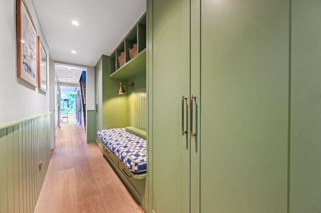 Property photo 3 of 44 Entrance Hall
