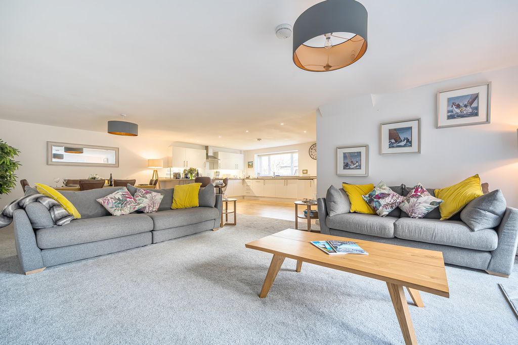 Property photo 2 of 25