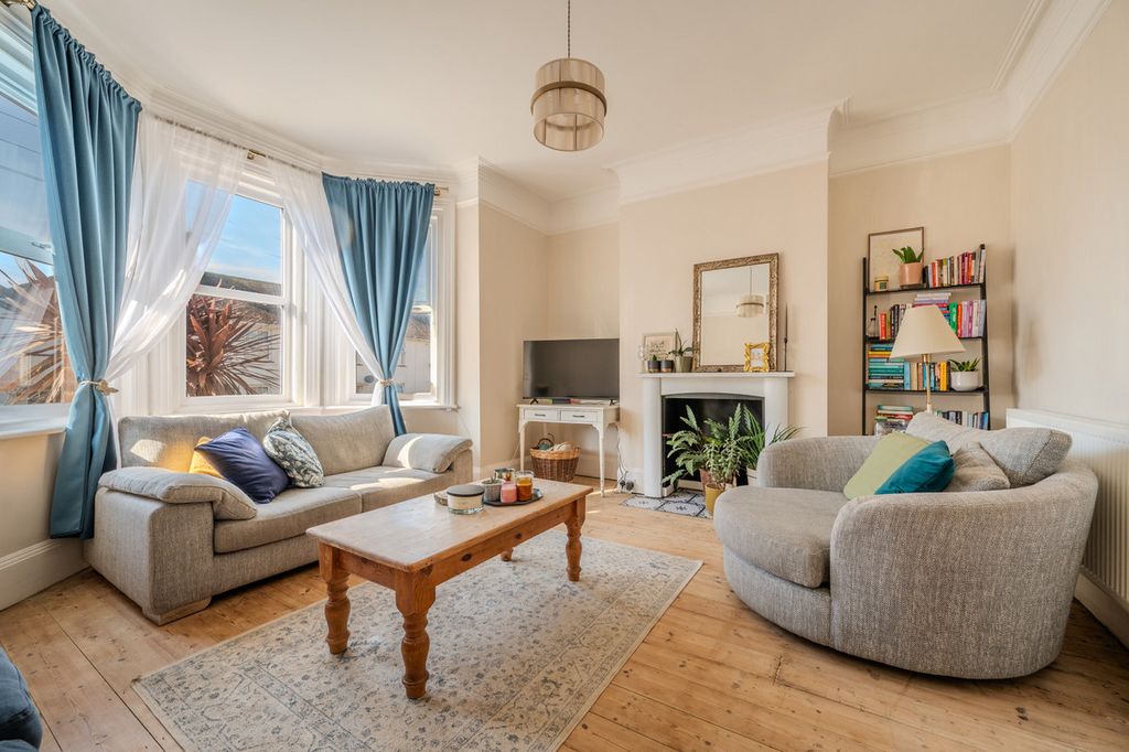 Property photo 2 of 25