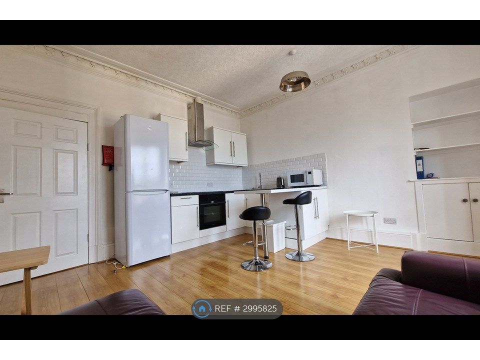 Property photo 1 of 10 Kitchen / Lounge