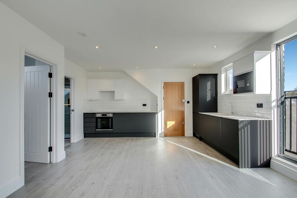 Property photo 3 of 10 Kitchen