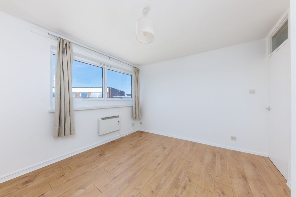 Property photo 2 of 8 Crozier House F17...