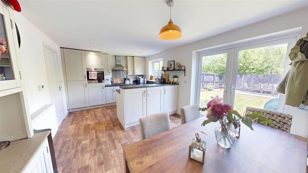 Property photo 3 of 26 Simmons Close Kitchen