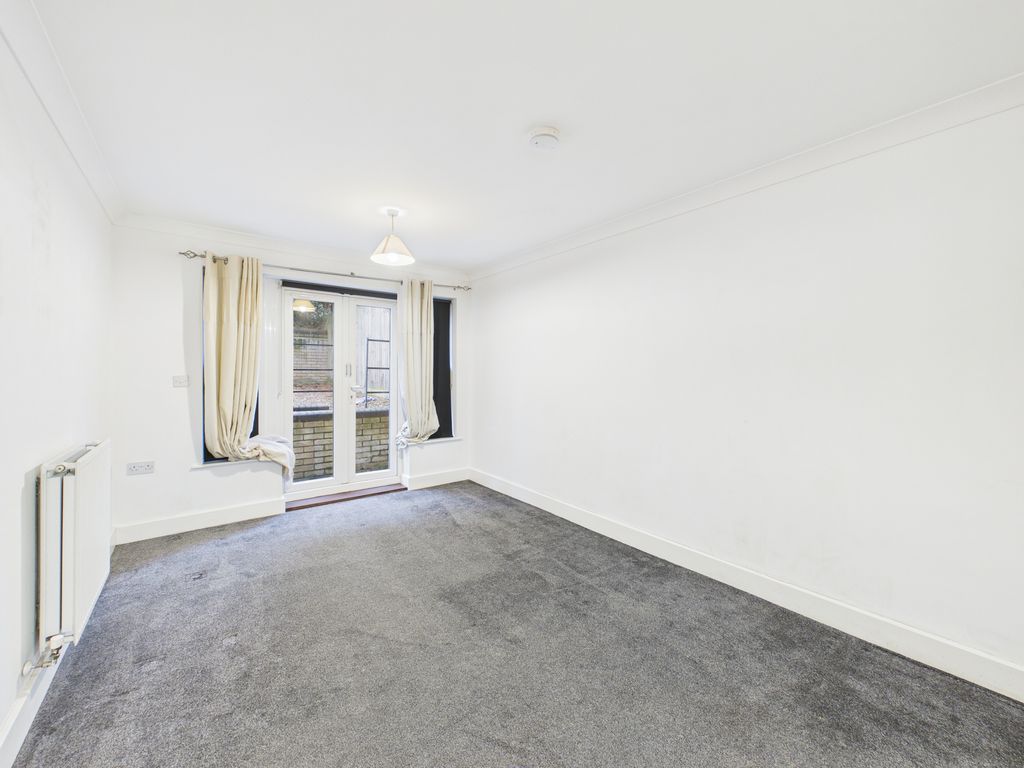 Property photo 3 of 10 Cam02545G0-Pr0563-Still003