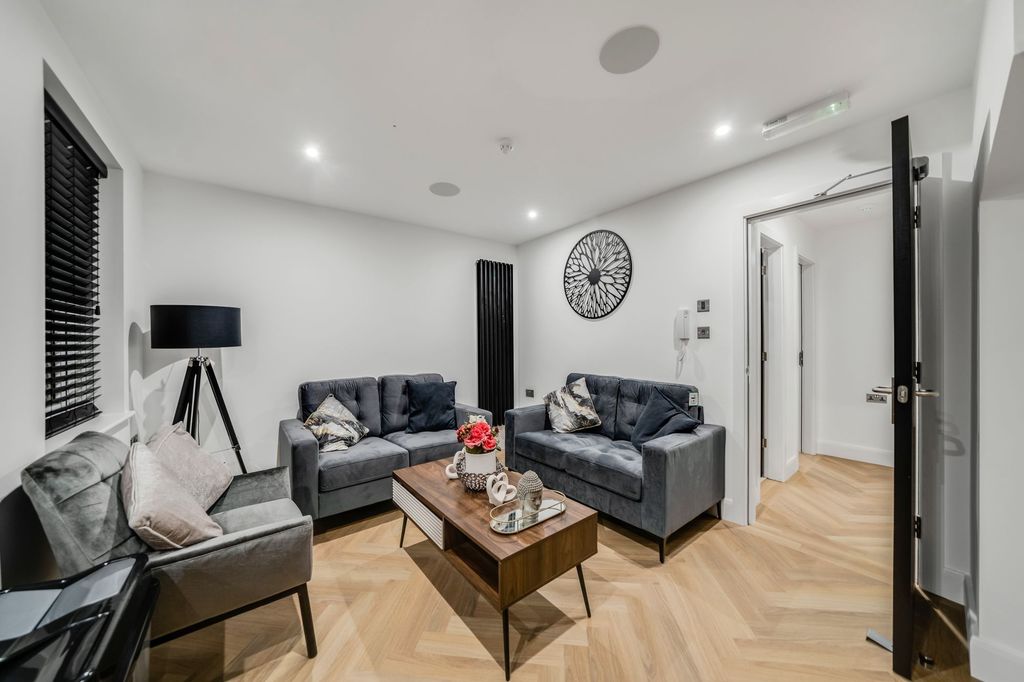 Property photo 1 of 6 Bright And Modern Living Room With Three Comfortab...