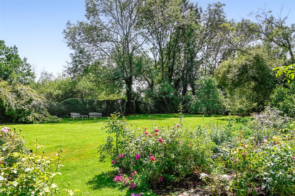 Property photo 2 of 25 Gardens