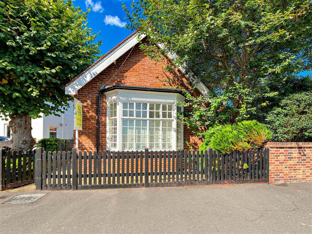 Property photo 1 of 10 Front