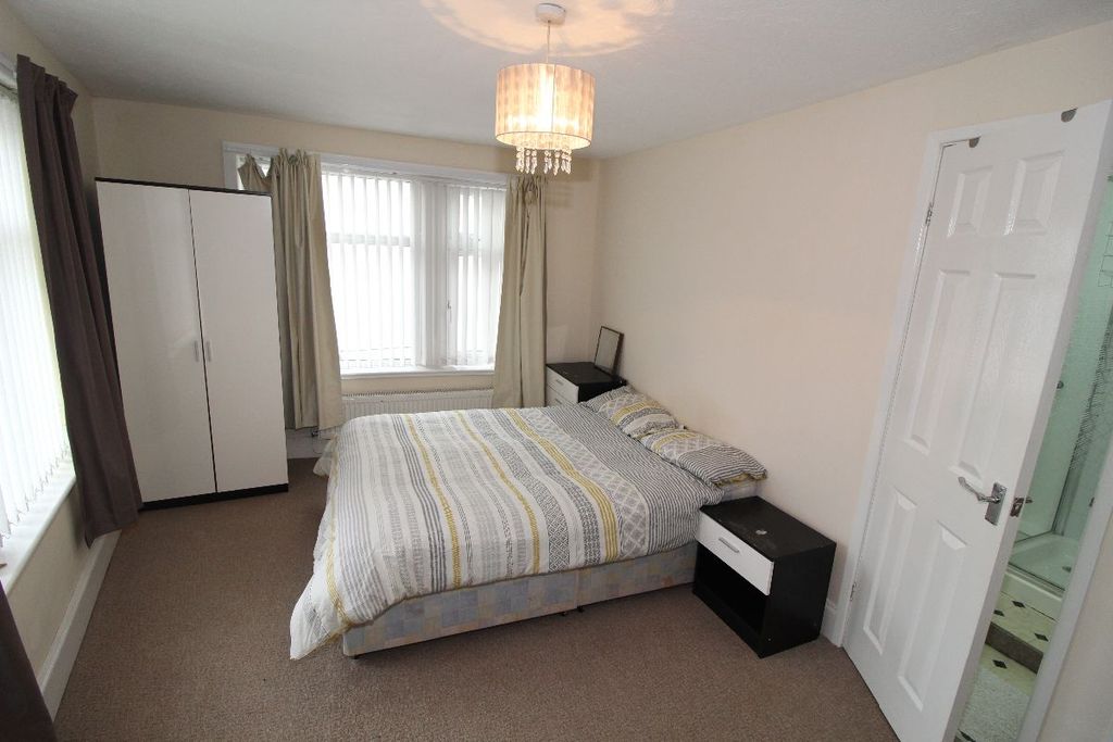 Property photo 2 of 35