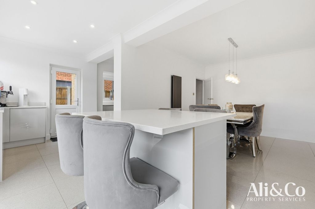 Property photo 2 of 33