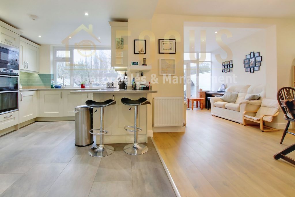 Property photo 2 of 25