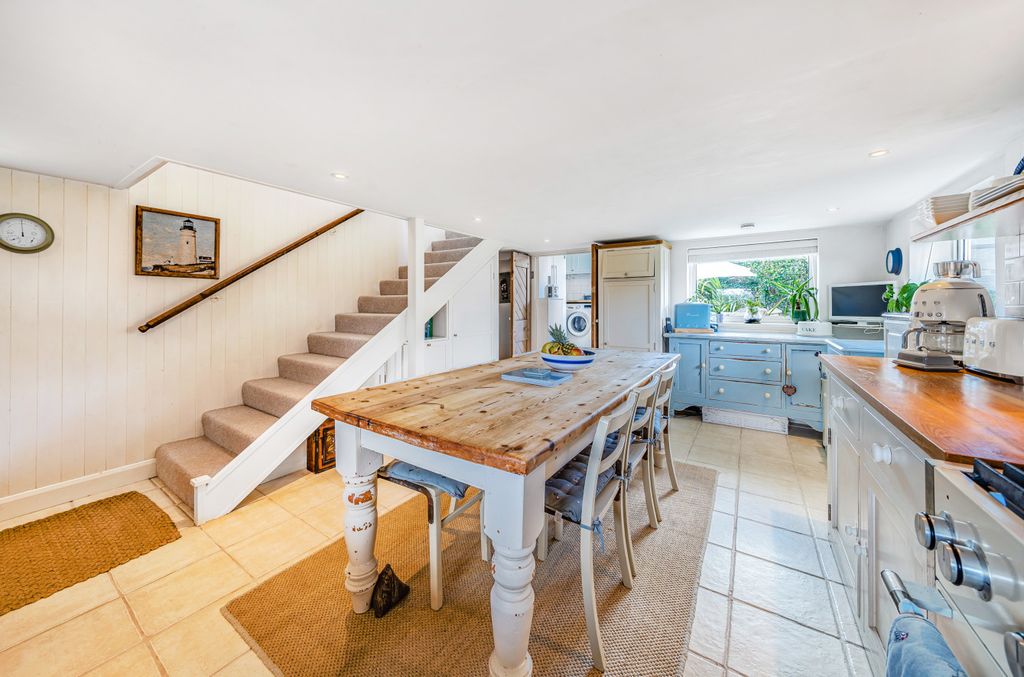 Property photo 3 of 31 Kitchen