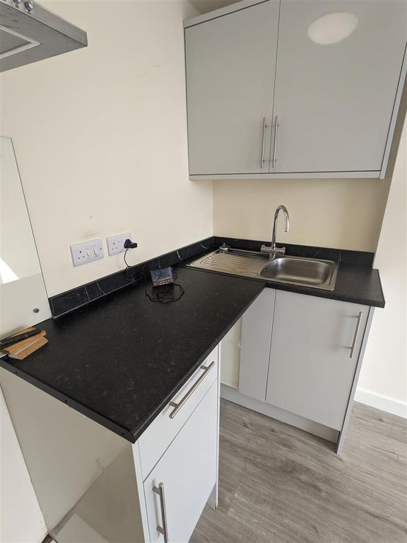 Property photo 2 of 8 Kitchen 4.Jpg