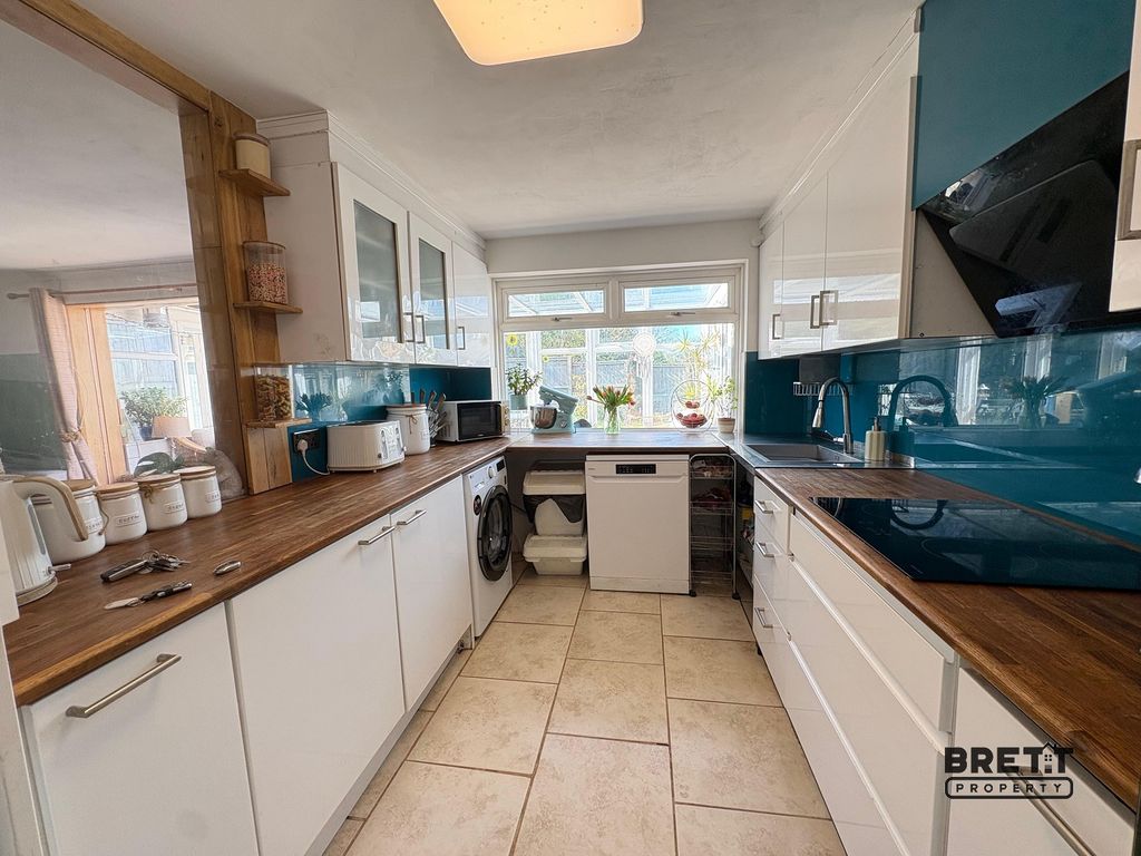 Property photo 2 of 12 Kitchen