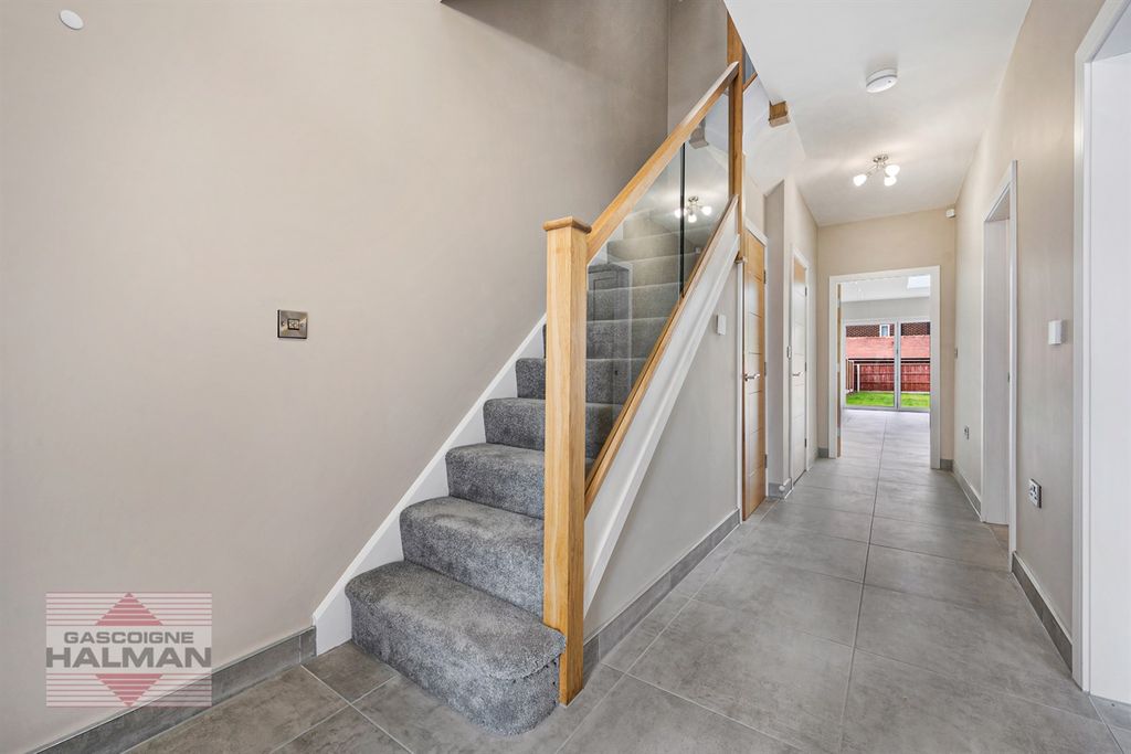 Property photo 2 of 20 Entrance Hallway