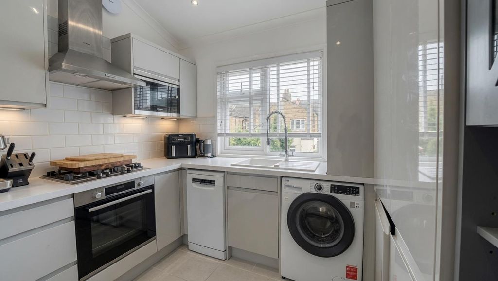 Property photo 3 of 9 Kitchen